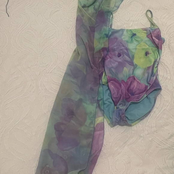 One piece swim suit and matching sarong set - Picture 4 of 4